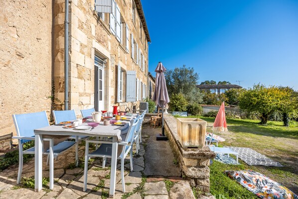 Outdoor dining