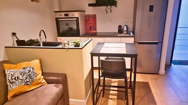 Fridge, oven, stovetop, dishwasher