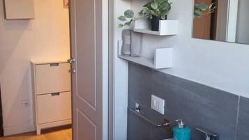 Dusche, Haartrockner, Bidet, Handtücher