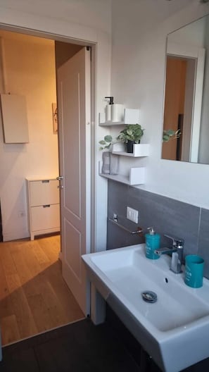 Dusche, Haartrockner, Bidet, Handtücher
