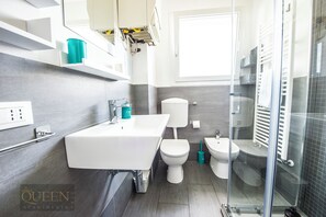 Shower, free toiletries, hair dryer, bidet - Queen Home Bologna Exhibithion (Bologna)