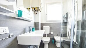 Dusj, toalettartikler (inkludert), hårføner og bidé