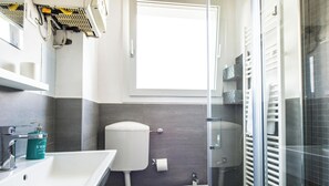 Shower, free toiletries, hair dryer, bidet
