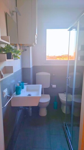 Shower, hair dryer, bidet, towels - Queen Home Bologna Exhibithion (Bologna)