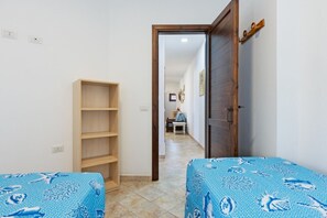 2 habitaciones y tabla de planchar con plancha 