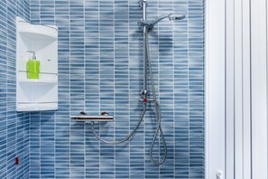 Douche, sèche-cheveux, bidet, serviettes fournies