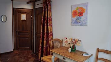 Suite | In-room safe, iron/ironing board, free WiFi