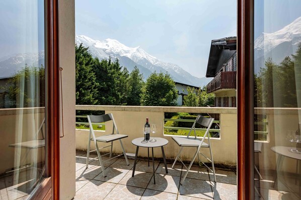 Property grounds - Edelweiss 2 Apartment + studio, sleeps 8 - 4 bedrooms, centre Chamonix (Chamonix)