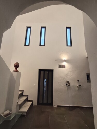 Right in the historic center, this house offers space and superb views.