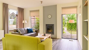 Een moderne woonkamer met een bank, een salontafel en een open haard.