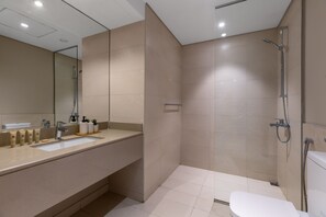 Douche, sèche-cheveux, bidet, serviettes fournies