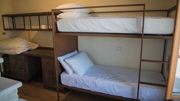 Habitación cuádruple junior | Caja fuerte, cortinas opacas, wifi gratis