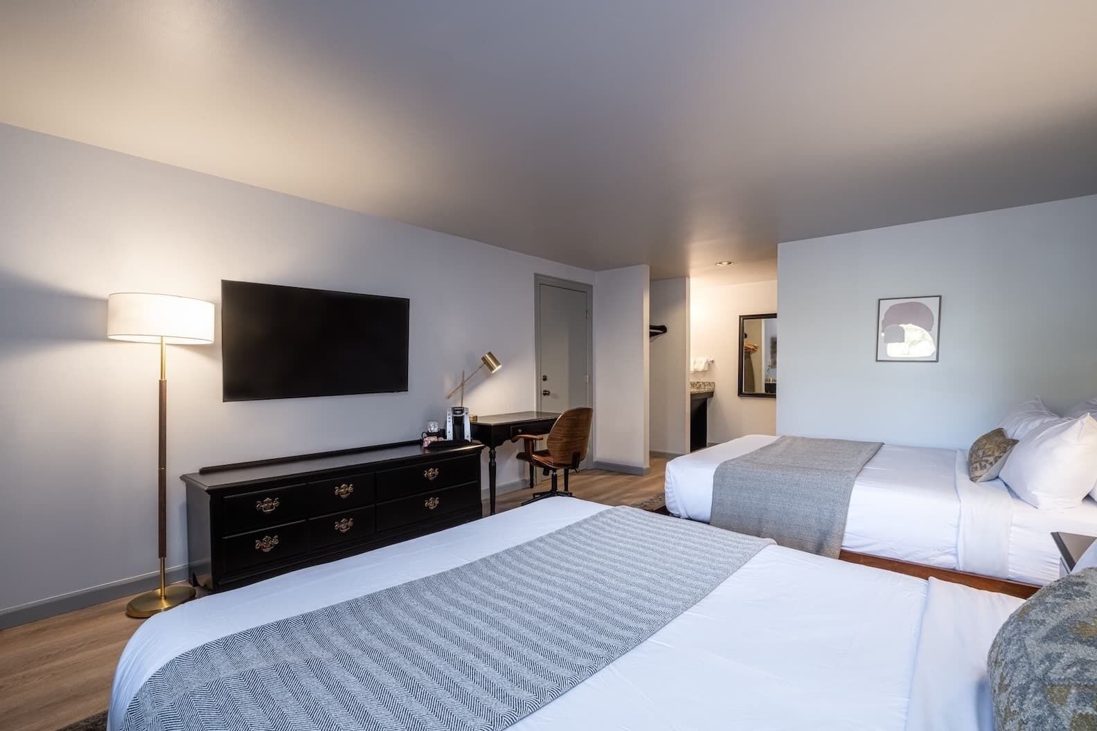 026-Deluxe Two Queen-pet friendly-Riverhouse-web