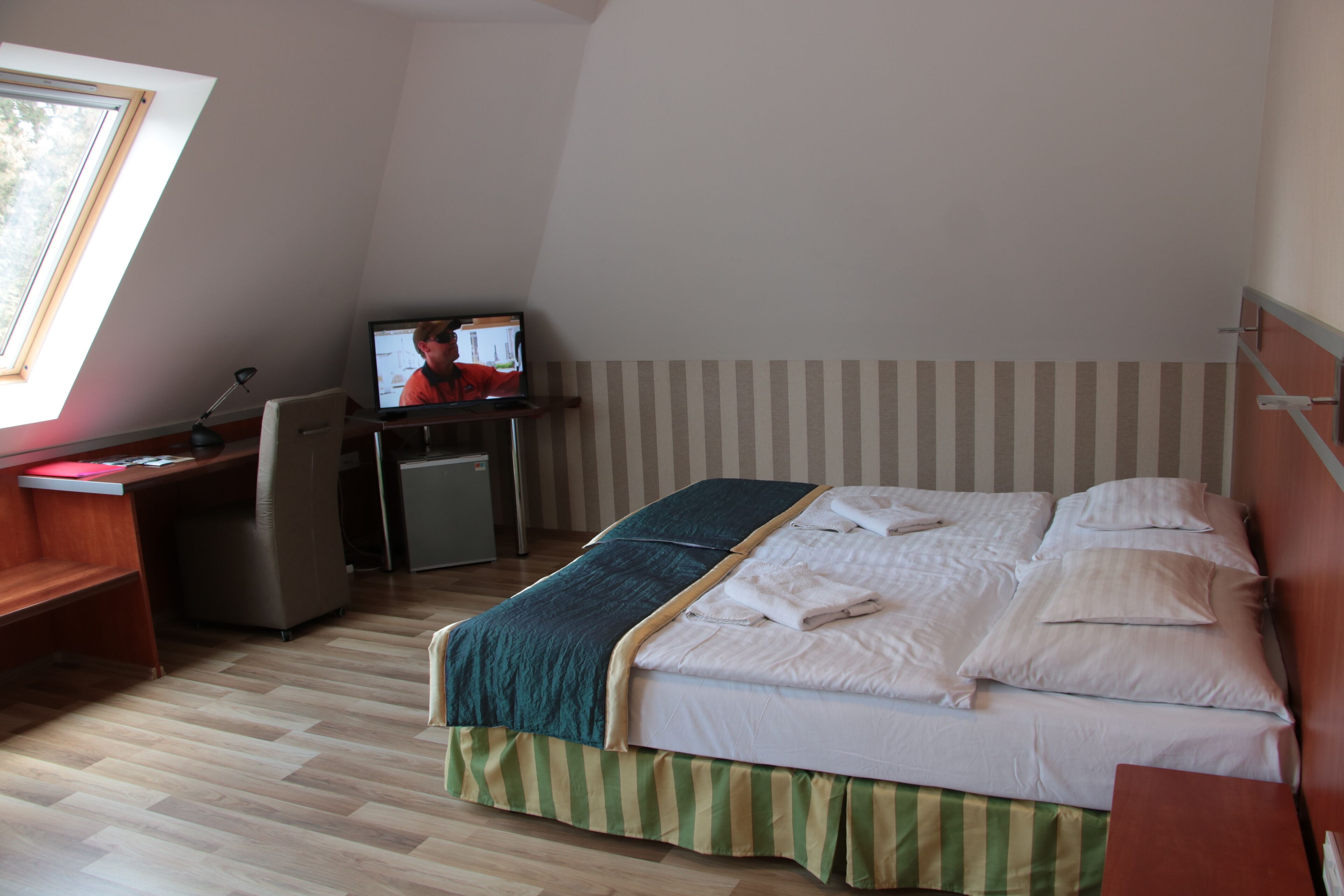 Habitación triple superior | Caja de seguridad en la habitación, cortinas blackout y wifi gratis 