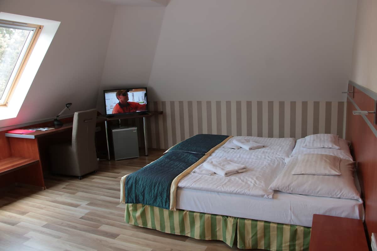 Tremannsrom – superior | Safe på rommet, blendingsgardiner og wi-fi (inkludert)