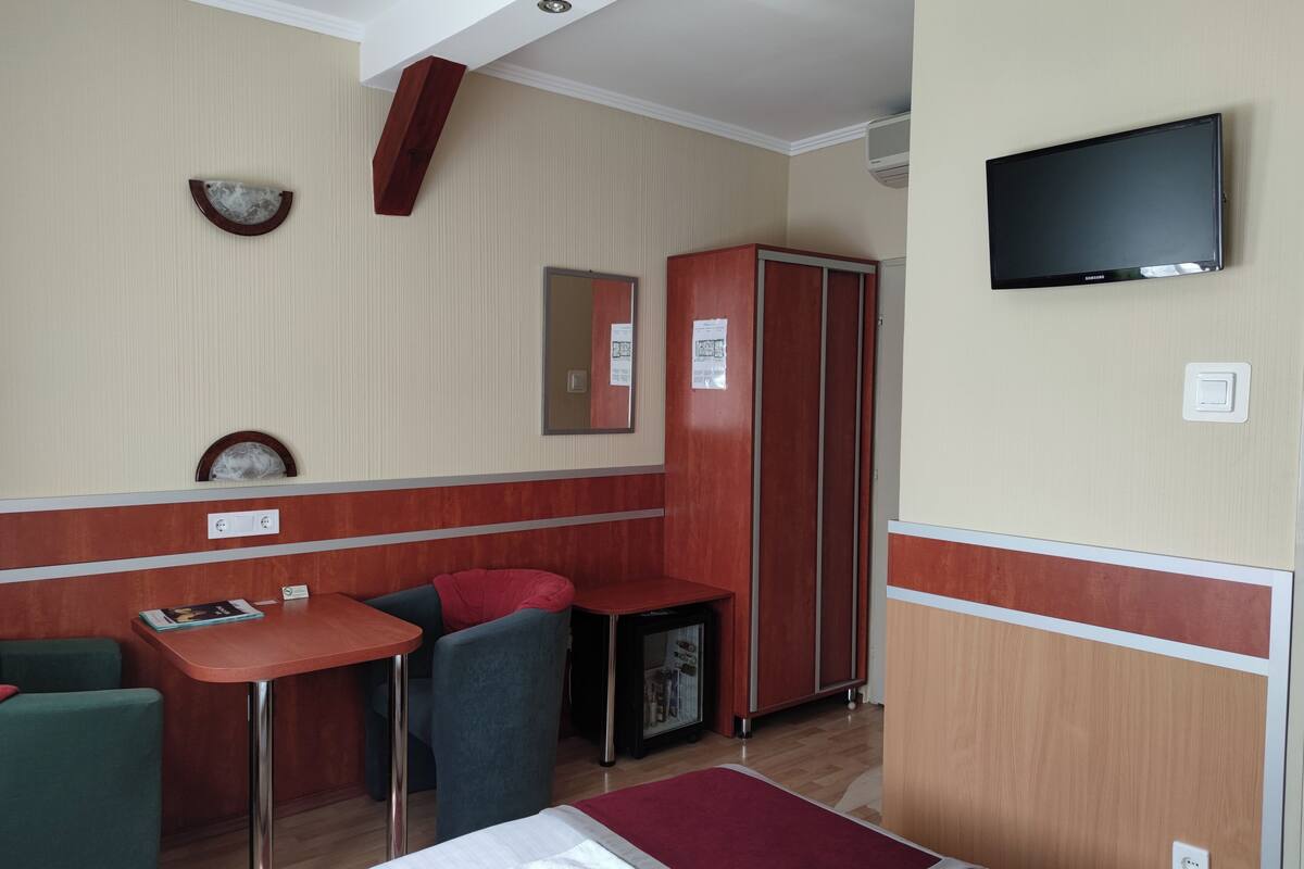 In-room safe, blackout drapes, free WiFi