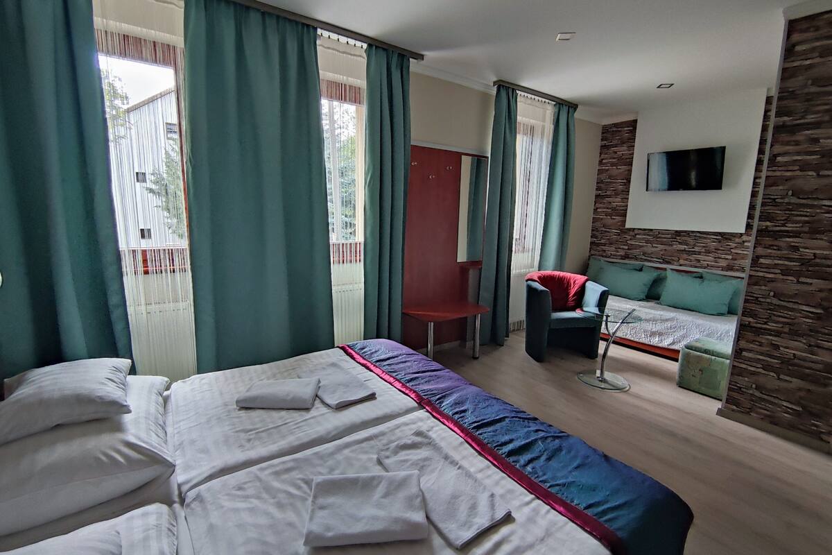In-room safe, blackout drapes, free WiFi