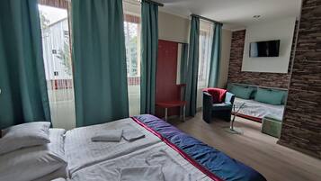 In-room safe, blackout curtains, free WiFi