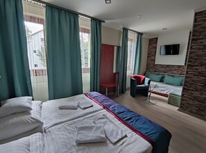 Safe på rommet, blendingsgardiner og wi-fi (inkludert)