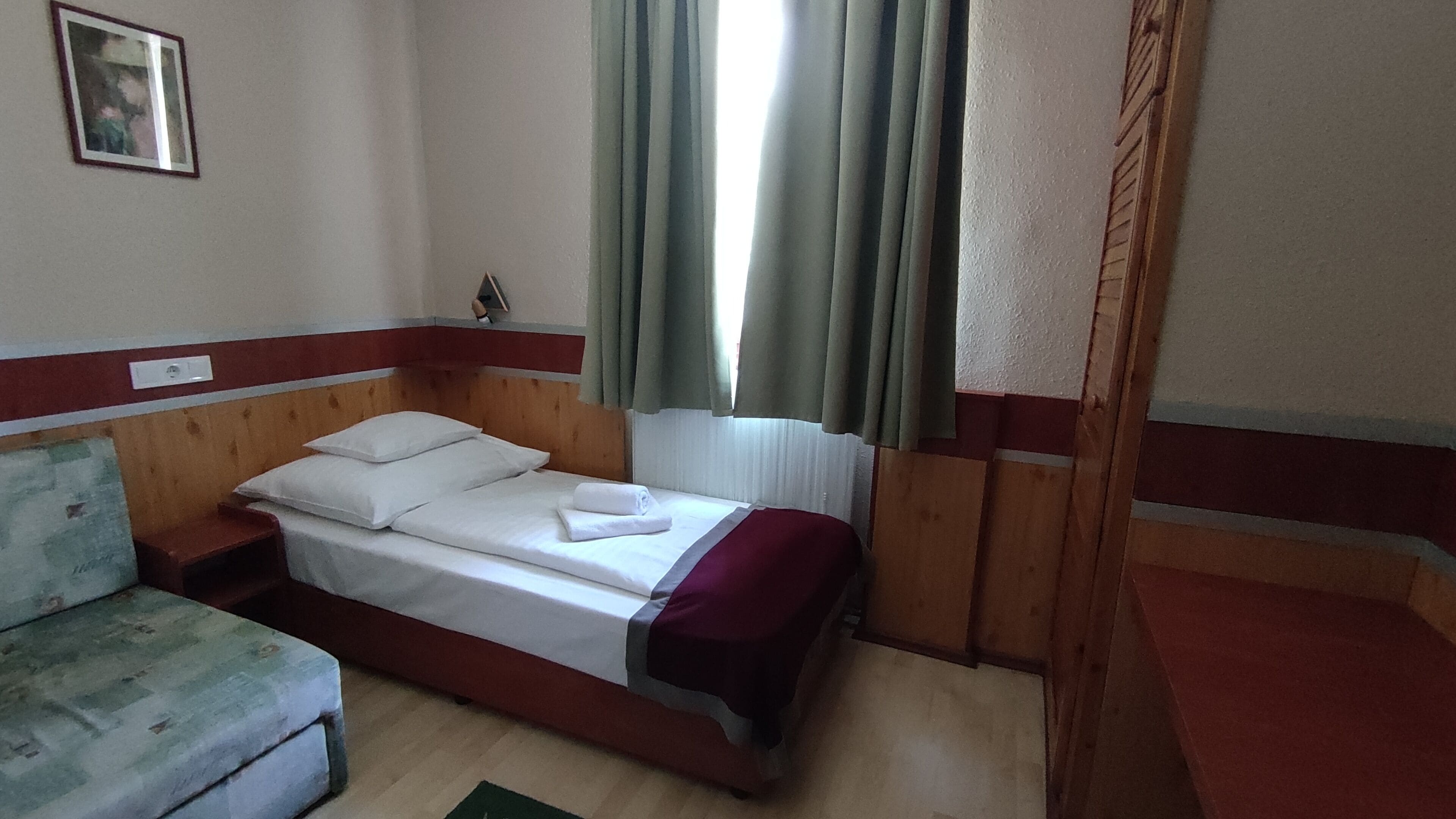 Habitación familiar | Caja de seguridad en la habitación, cortinas blackout y wifi gratis 