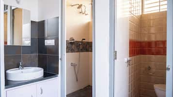Dormitorio compartido estándar, vistas al jardín | Baño | Ducha
