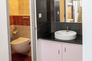 Standard Shared Dormitory, Garden View | Bathroom | Shower - Stopover Backpackers Stay (Bengaluru)