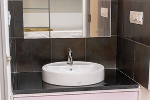 Standard Shared Dormitory | Bathroom | Shower - Stopover Backpackers Stay (Bengaluru)