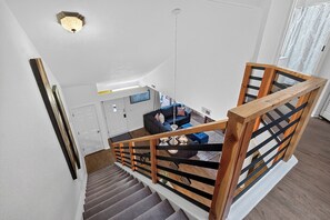 Eine Treppe mit hölzernen Geländern und einer Schwarz-Weiß-Farbgebung.