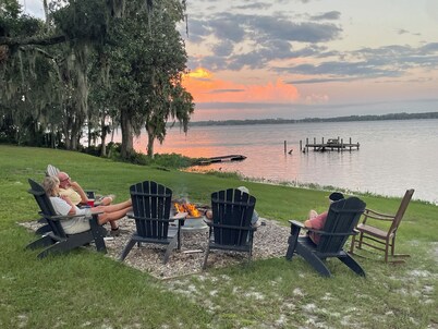 Newly built, charming cozy and quiet river home