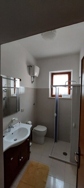 Ducha, secador de pelo, bidet, toallas