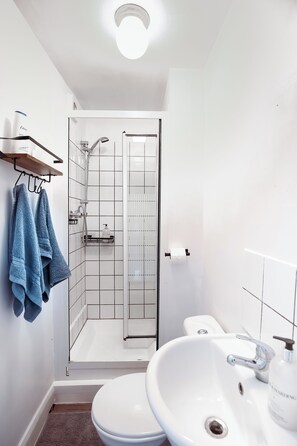 Séchoir à cheveux, serviettes fournies, savon, papier de toilette