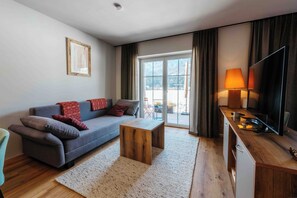 Comfort Studio, 1 Queen Bed with Sofa bed, Mountain View | Living area | 50-inch flat-screen TV with cable channels - THE SINGULAR (Bad Goisern)