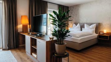 Comfort Studio, 1 Queen Bed with Sofa bed, Mountain View | Living area | 50-inch flat-screen TV with cable channels