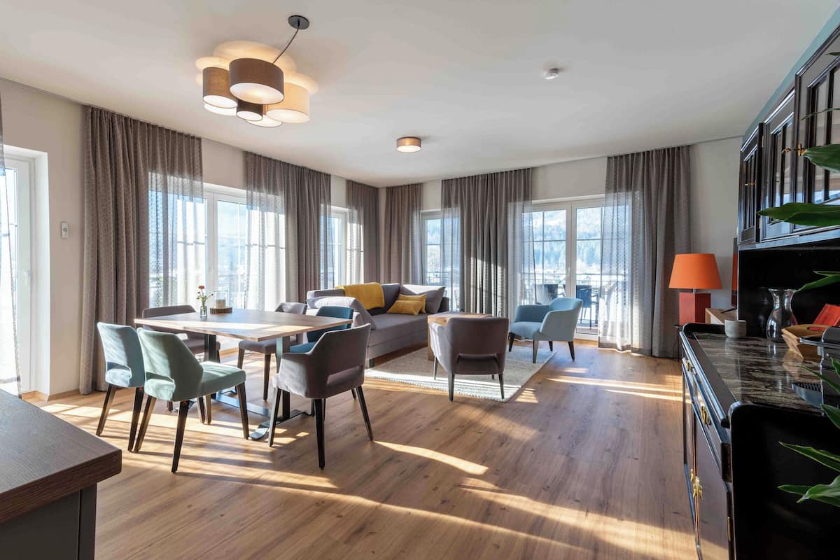 Comfort-Apartment, 2 Schlafzimmer, Bergblick | Wohnbereich | 50-Zoll-Flachbildfernseher mit Kabelempfang