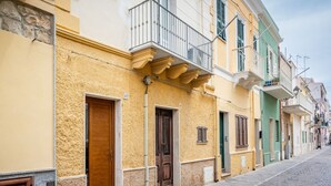 Una hilera de edificios coloridos con balcones, puertas y ventanas.