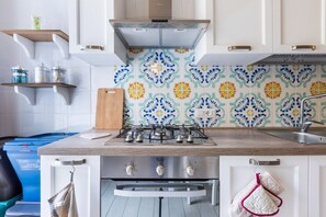 Fridge, microwave, toaster - GuestHost- Bright Apartment 250meters from the Sea (Carloforte)