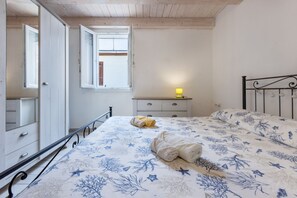 3 chambres, fer et planche à repasser