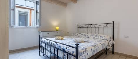 3 chambres, fer et planche Ă repasser