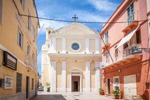 Une église dotée d’un clocher, d’une horloge et d’une fenêtre circulaire.