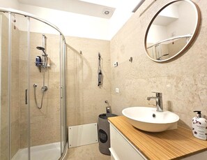 Dusche, Haartrockner, Bidet, Handtücher