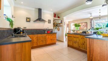 KjĂžleskap, mikrobĂžlgeovn, ovn og kokeplater