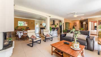 Télévision, cheminée