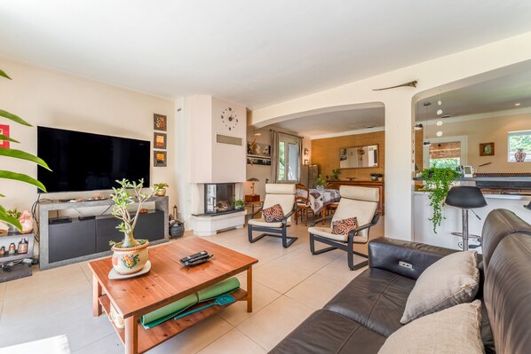 Televisión y chimenea 