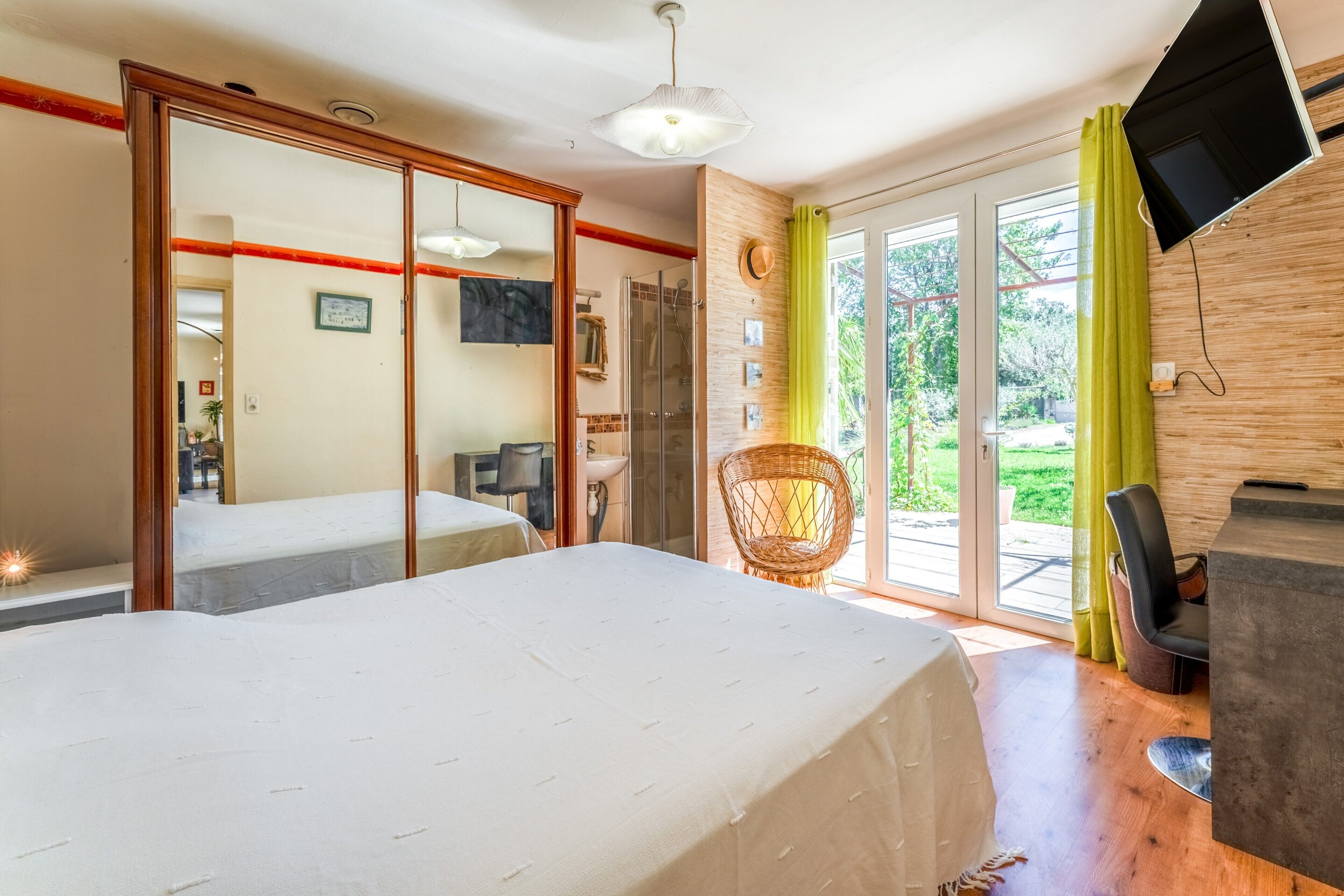 3 bedrooms, iron/ironing board, WiFi, bed sheets