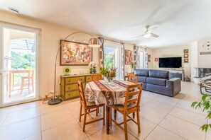 Televisión y chimenea 