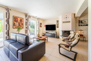TV, fireplace - Villa 'Climatisée' with Private Terrace, Wi-Fi and Air Conditioning (Caromb)