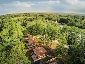 Des chalets dans un cocon de verdure idéalement placé.