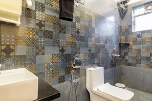 Camera Comfort | Bagno | Doccia, asciugacapelli, asciugamani, sapone