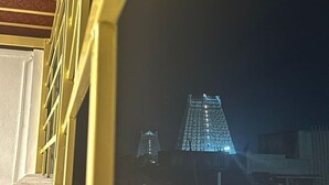 Ein Gebäude mit einer pyramidenartigen Struktur bei Nacht, beleuchtet von Lichtern.