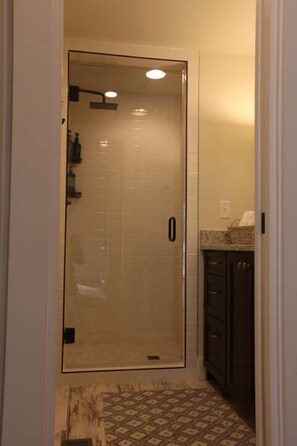 Een douche, een haardroger, handdoeken